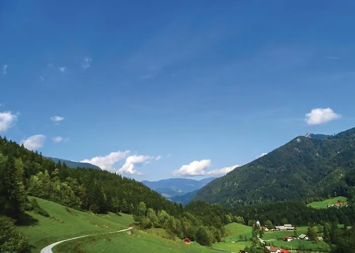 2 Bedroom Stunning In Casa vacanze Luče